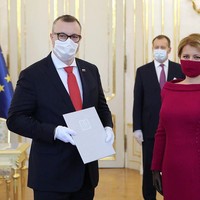 Zuzana tampil mengenakan midi dress berwarna magenta, masker penutup hidung dan sarung tangan yang sebelumnya juga terlihat dikenakannya. Tampilan tersebut kemudian menjadi perbincangan dan menuai perhatian setelah akun Twitter @iatemuggles kembali mengunggah tampilan stylish Zuzana. Foto: Dok. Instagram