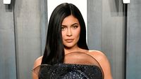 Mewah! Kylie Jenner Pamer Sumpit Louis Vuitton Seharga Rp 7 Juta