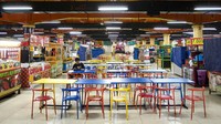 Adanya imbauan Pemerintah untuk mengurangi aktifitas di luar rumah membuat sejumlah pedagang menutup usahanya sementara waktu. Antara Foto/M Risyal Hidayat.