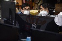 Virus Corona membuat warga di China menerapkan social distancing. Robot pengantar makanan pun banyak diburu untuk mudahkan aktivitas warga selama isolasi diri.