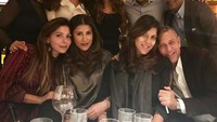 Bahkan setiap kali ia kulineran bersama teman-temannya, ia selalu mengabadikan momen tersebut dengan berfoto bersama. Kenangan itu juga banyak dibagikan di laman instagramnya. Foto: Instagram @kanik4kapoor