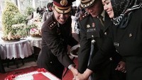 Ikut merayakan ulang tahun Bhayangkara, Cellica juga terlihat memotong kue. Sebuah kue besar dengan hiasan bendera merah putih membuat perayaan semakin meriah. Foto: instagram @cellicanurrachadiana