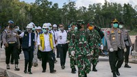 Panglima TNI Marsekal Hadi Tjahjanto (kedua kanan), Menteri PUPR Basuki Hadimuljono (ketiga kiri) dan Kapolri Jenderal Pol Idham Azis (kanan) meninjau progres pembangunan rumah sakit khusus Corona (COVID-19) di Pulau Galang, Batam, Kepulauan Riau, Rabu (25/3/2020). Antara Foto/M N Kanwa.