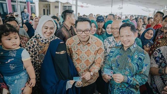 Foto Bersama Mendagri Tito-Gubernur Jabar RK-Bupati Karawang