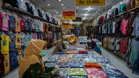 Pemandangan tak biasa tampak di jantung kota Yogyakarta sejak beberapa hari belakangan. Malioboro sebagai pusat aktivitas mendadak sepi dari gerombolan wisawatan sejak wabah COVID-19 melanda wilayah Indonesia.