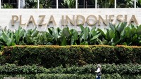 Warga melintas di depan pusat perbelanjaan Plaza Indonesia di Jakarta, Selasa (24/3/2020) kemarin. ANTARA FOTO/Muhammad Adimaja