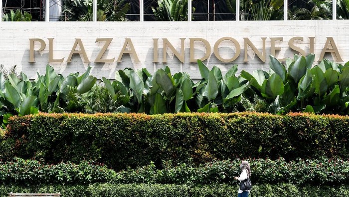 Penjaga toko membersihkan produk dagangannya di Plaza Indonesia, Jakarta, Selasa (24/3/2020). Ketua Asosiasi Pengelola Pusat Belanja Indonesia (APPBI) DKI Ellen Hidayat mengatakan sebagai upaya pencegahan penyebaran virus COVID-19 di ruang publik, pusat perbelanjaan Plaza Indonesia akan tutup sementara mulai 25 Maret hingga 3 April 2020,  namun tidak berlaku untuk toko yang menjual kebutuhan pokok dengan jam operasional mulai pukul 11 siang- 5 sore. ANTARA FOTO/Muhammad Adimaja/ama.