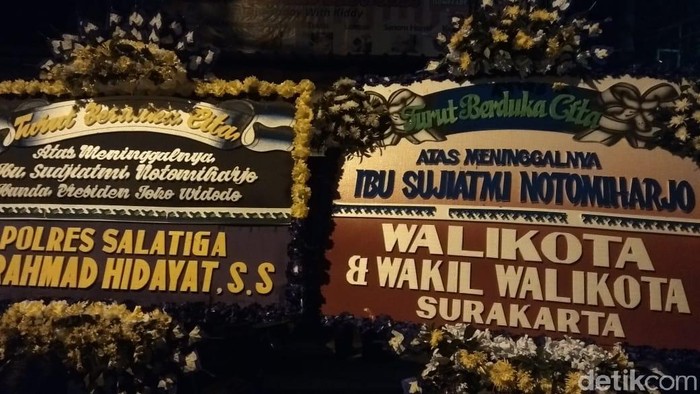 Sebagian karangan bunga dukacita atas meniggalnya ibunda Jokowi, Sudjiatmi Notomihardjo di Solo, Rabu (25/3/2020).