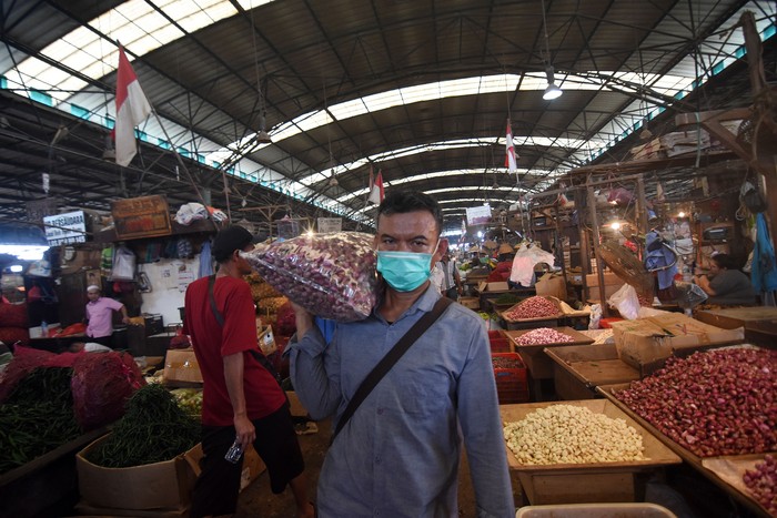AKTIVITAS PASAR INDUK KRAMAT JATI NORMAL Kegiatan jual beli di pasar tersebut masih berjalan normal meski pandemi COVID-19 tengah mewabah. Begini kondisinya.