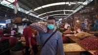 Tak ada yang berbeda dari hari-hari biasanya. Kegiatan jual beli di pasar tersebut juga masih berjalan dengan normal meski pandemi COVID-19 tengah mewabah.