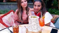 Kanika Kapoor merupakan seorang penyanyi terkenal di India. Lagu hits yang dibawakan olehnya ada seperti Baby Doll hingga Desi Look. Foto: Instagram @kanik4kapoor