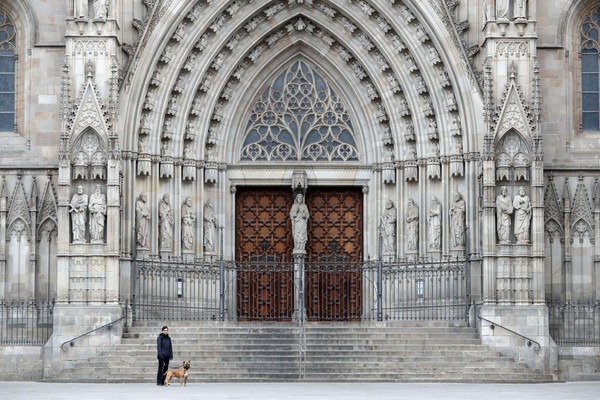 Seorang wanita mengajak anjingnya berjalan-jalan di Katedral Barcelona (Catedral de la Santa Creu i Santa Eulalia) ketika negara itu berupaya menghentikan penyebaran virus Corona. Warga di Spanyol harus tinggal di rumah kecuali pergi bekerja tetapi direkomendasikan bekerja di rumah. Jumlah orang yang dipastikan terinfeksi virus corona (COVID-19) di Spanyol telah meningkat menjadi setidaknya 28.603, dengan jumlah kematian terakhir mencapai 1.756. Getty Images/Sandra Montanez. Seorang wanita mengajak anjingnya berjalan-jalan di Katedral Barcelona (Catedral de la Santa Creu i Santa Eulalia) ketika negara itu berupaya menghentikan penyebaran virus Corona. Warga di Spanyol harus tinggal di rumah kecuali pergi bekerja tetapi direkomendasikan bekerja di rumah. Jumlah orang yang dipastikan terinfeksi virus corona (COVID-19) di Spanyol telah meningkat menjadi setidaknya 28.603, dengan jumlah kematian terakhir mencapai 1.756. Getty Images/Sandra Montanez.