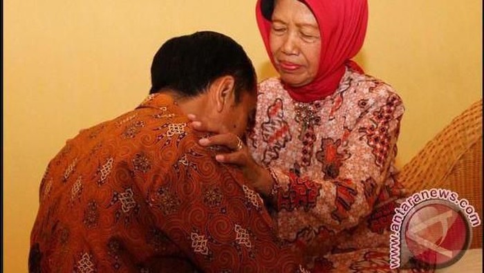 Ibunda Presiden Joko Widodo, Sudjiatmi Notomiharjo, telah meninggal dunia pada usia 77 tahun. Begini beberapa momen kebersamaan Jokowi dengan almarhumah ibunya.
