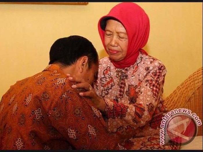 Ibunda Presiden Joko Widodo, Sudjiatmi Notomiharjo, telah meninggal dunia pada usia 77 tahun. Begini beberapa momen kebersamaan Jokowi dengan almarhumah ibunya.