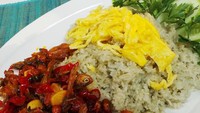 Aroma daun pandan yang harum bikin nasi pandan enak dimakan hangat. Lauknya sambal teri yang gurih pedas nendang. Ikuti resep berikut ini untuk membuatnya. Foto: dok. detikfood