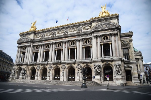 Jalanan yang sepi di depan gedung Rumah Opera Garnier di Paris, Prancis. Presiden Prancis menghimbau warga untuk tetap dirumah selama masa lockdown. Getty Images/Pascal Le Segretain. Jalanan yang sepi di depan gedung Rumah Opera Garnier di Paris, Prancis. Presiden Prancis menghimbau warga untuk tetap dirumah selama masa lockdown. Getty Images/Pascal Le Segretain.