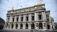 Jalanan yang sepi di depan gedung Rumah Opera Garnier di Paris, Prancis. Presiden Prancis menghimbau warga untuk tetap dirumah selama masa lockdown. Getty Images/Pascal Le Segretain.