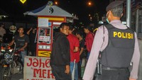 Tak hanya di Jakarta, anggota Polsek Rangkasbitung juga membubarkan warga yang berkumpul di jalan raya Multatuli di Lebak, Banten, Selasa (24/3/2020). Antara Foto/Muhammad Bagus Khoirunas.