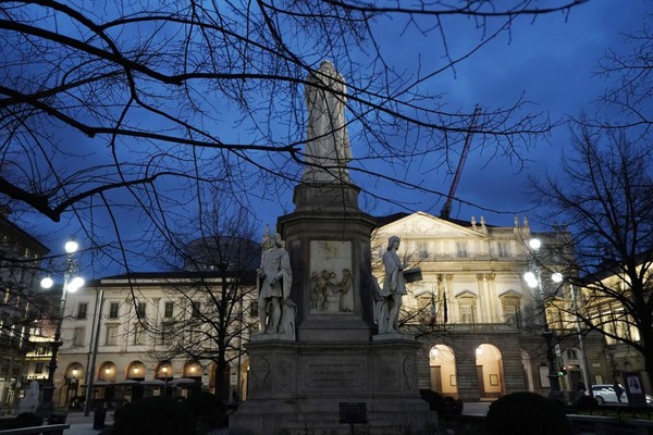Alun-alun Piazza Della Scala yang terlihat sepi di Milan, Italia. Getty Images/Vittorio Zunino Celotto. Alun-alun Piazza Della Scala yang terlihat sepi di Milan, Italia. Getty Images/Vittorio Zunino Celotto.