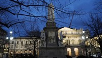 Alun-alun Piazza Della Scala yang terlihat sepi di Milan, Italia. Getty Images/Vittorio Zunino Celotto.