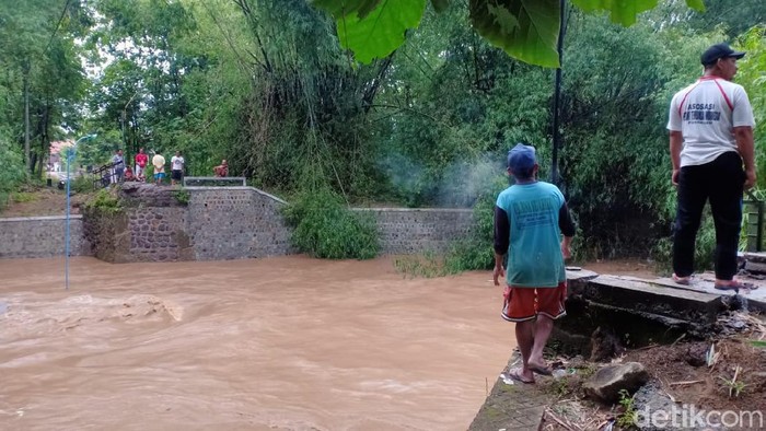 jembatan di ponorogo hanyut terbawa arus sungai