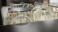  Ini adalah foto salah satu restoran di Jakarta yang kosong saat jam makan. Dibagikan oleh pengguna Twitter bernama Sandi. Foto: Istimewa/Twitter