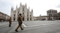 Italia menetapkan denda sebesar 400 Euro (700 juta Rupiah) hingga maksimal 3.000 Euro (52 juta Rupiah) bila tertangkap kuluyuran keluar rumah. AP  Photo/Antonio Calanni.  
