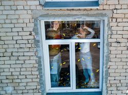 Potret Aneka Gaya Diam di Rumah Demi Cegah Corona