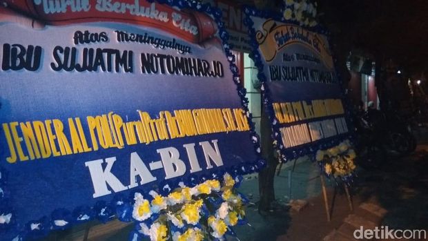 Karangan Bunga Mulai Berdatangan di Rumah Duka Ibunda Jokowi