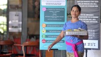 Begitu juga di Bali. Pengelola pusat perbelanjaan yang terletak di salah satu kawasan destinasi pariwisata utama di Pulau Dewata itu mulai melakukan penyesuaian jam operasional mal sebagai salah satu langkah untuk mengantisipasi penyebaran COVID-19. ANTARA FOTO/Fikri Yusuf