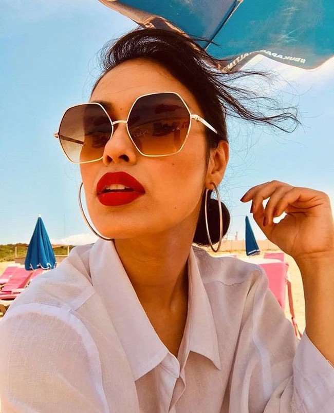 Itu adalah situasi yang memicu kecemasan. Saya berpikir bagaimana saya akan pulang dan kembali bekerja. Ada ratusan orang yang hanya berdiri di bandara dengan tas mereka mati-matian mencoba untuk terbang dan pergi. Saya hanya duduk di lantai sambil menangis. Semua orang menangis, berusaha keras untuk pulang. Aku merasa seperti seorang pengungsi. Aku benar-benar terjebak di kamar, merasa sama sekali tidak berguna, kata Bhasha. Foto: Instagrm @bhasha05