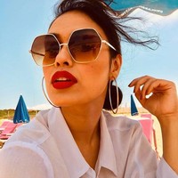 Itu adalah situasi yang memicu kecemasan. Saya berpikir bagaimana saya akan pulang dan kembali bekerja. Ada ratusan orang yang hanya berdiri di bandara dengan tas mereka mati-matian mencoba untuk terbang dan pergi. Saya hanya duduk di lantai sambil menangis. Semua orang menangis, berusaha keras untuk pulang. Aku merasa seperti seorang pengungsi. Aku benar-benar terjebak di kamar, merasa sama sekali tidak berguna, kata Bhasha. Foto: Instagrm @bhasha05