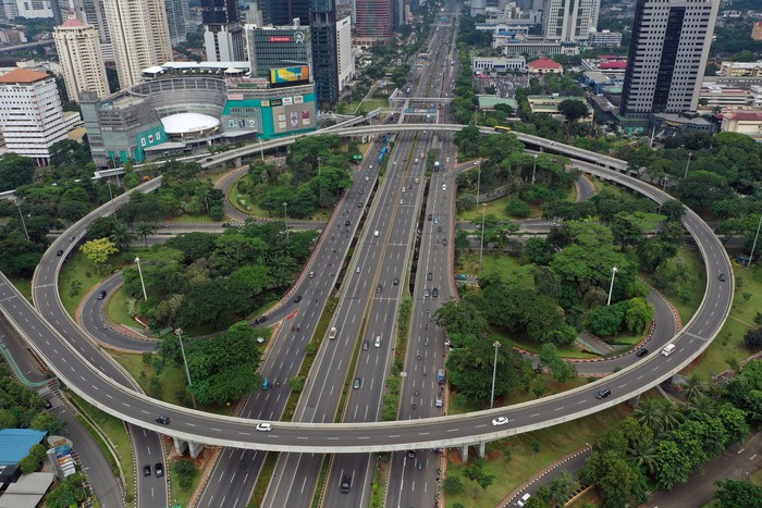 Suasana Kota Jakarta yang Lengang Imbas Corona Imbauan untuk kurangi aktivitas di luar rumah membuat lalin di Jakarta kini lengang. Imbauan itu turut berkontribusi pada perbaikan kualitas udara di ibu kota.