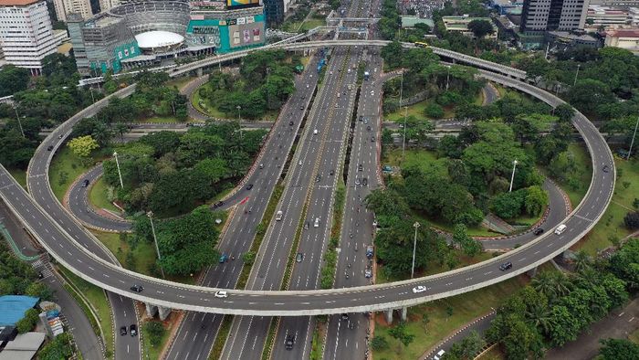 Suasana Kota Jakarta yang Lengang Imbas Corona Imbauan untuk kurangi aktivitas di luar rumah membuat lalin di Jakarta kini lengang. Imbauan itu turut berkontribusi pada perbaikan kualitas udara di ibu kota.