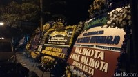 Sejumlah karangan bunga duka cita berjejer di depan rumah duka ibunda Jokowi (Foto: Eko Susanto/detikcom)