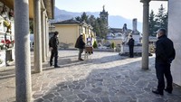 Jumlah orang yang terinfeksi virus corona di kota Bergamo lebih banyak daripada provinsi lain di Italia. Menurut pihak berwenang setempat, pekan lalu saja lebih dari 300 orang tewas di sana. Sebagian besar meninggal di kamar rumah sakit tanpa didampingi kerabat atau teman, untuk setidaknya memegang tangan mereka atau bercerita untuk mengurangi ketakutan mereka. AP Photo/Luca Bruno.