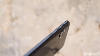 Samsung menempatkan tombol power dan pengaturan volume di sisi kanan bodi. Foto: Adi Fida Rahman/detikINET