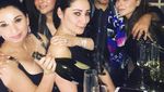 Momen Kulineran Kanika Kapoor, Penyanyi Bollywood yang Positif Covid-19