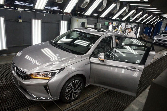 Wabah Corona turut berdampak pada sektor industri di China. Usai laporkan penurunan kasus baru COVID-19, industri Negeri Tirai Bambu kembali bergeliat.