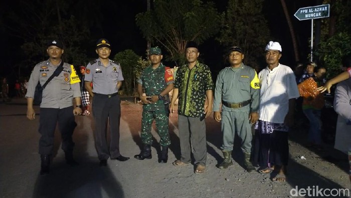 aparat jaga kampung bali di banyuwangi