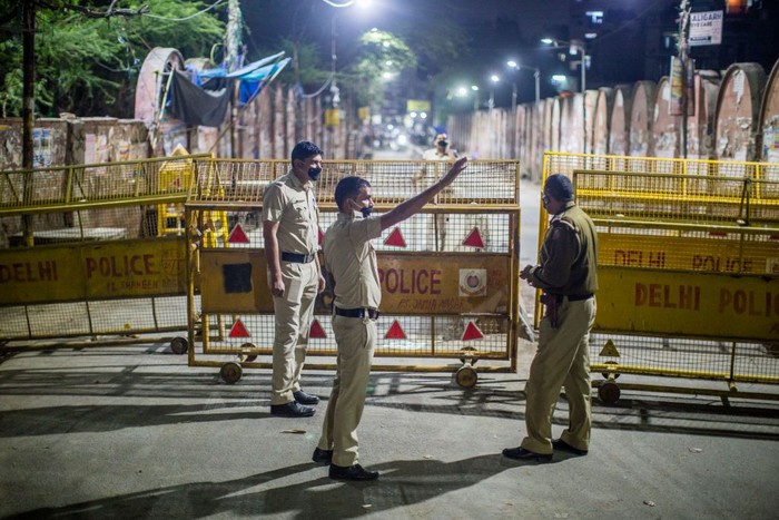 Penduduk India mulai jalani lockdown di tengah lonjakan kasus Corona di negara itu. Milyaran warga India dikarantina guna memutus rantai penyebaran COVID-19.
