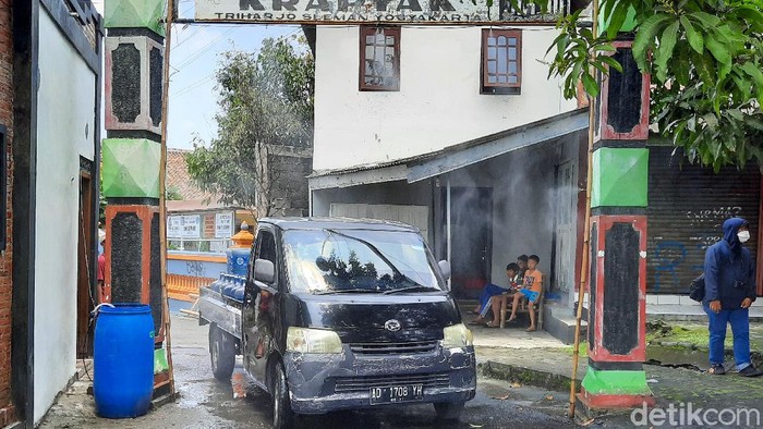 Penampakan gapura penyemprot disinfektan otomatis di Sleman