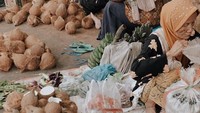 Pengguna Twitter @Bebigvrl membagikan foto para pedagang buah di salah satu pasar tradisional yang menanti pembeli. Foto: Istimewa/Twitter