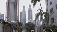 Suasana Kuala Lumpur dengan latar belakang Petronas Malaysia yang sepi karena di lockdown akibat wabah COVID-19. Getty Images/Rahman Roslan.