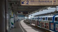 Sebuah platform kosong digambarkan di sebuah stasiun kereta api yang melayani Bandara Haneda di Tokyo, Jepang. Bandara Haneda, tersibuk keempat di dunia, kini mengalami penumpang jauh lebih sedikit daripada biasanya ketika negara-negara di seluruh dunia menutup perbatasan mereka dan membatasi masuknya orang asing di tengah langkah-langkah yang sedang dilakukan untuk menghadapi pandemi Covid-19 yang sejauh ini telah menginfeksi sekitar 184.000 orang. Getty Images/Carl Court.