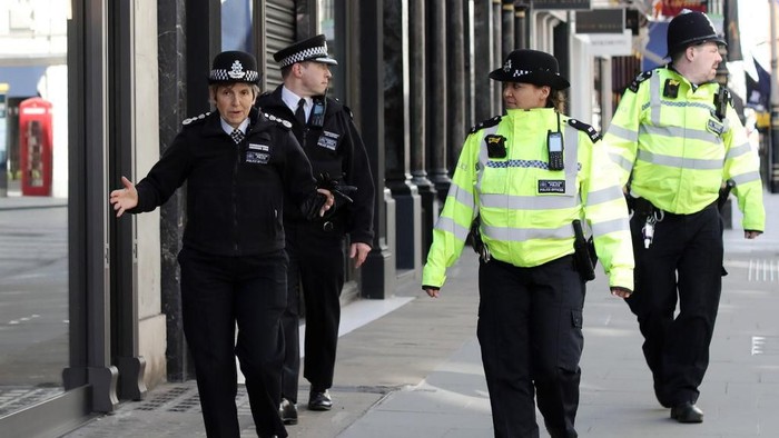 LONDON, ENGLAND - MARCH 24: Commissioner of the Metropolitan Police Service Cressida Dick (L) takes part in a police patrol on New Bond Street on March 24, 2020 in London, England. British Prime Minister, Boris Johnson, has announced strict lockdown measures urging people to stay at home and only leave the house for basic food shopping, exercise once a day and essential travel to and from work. The Coronavirus (COVID-19) pandemic has spread to at least 182 countries, claiming over 17,000 lives and infecting hundreds of thousands more. (Photo by Dan Kitwood/Getty Images)
