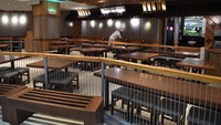 Suasana salah satu restoran di pusat perbelanjaan di Surabaya, Jawa Timur, Selasa (24/3/2020). ANTARA FOTO/Zabur Karuru