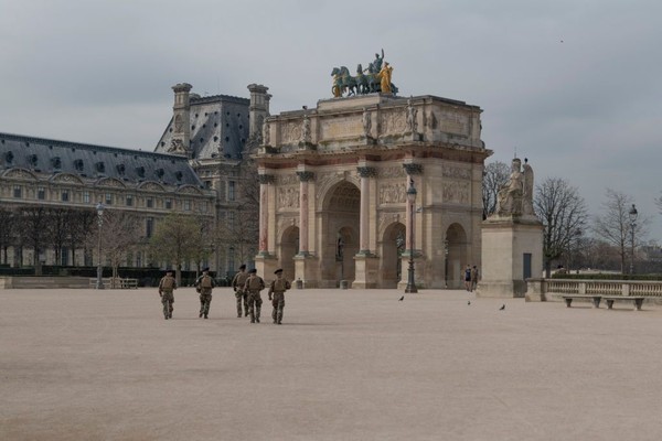 Petugas militer melakukan patroli di kawasan Museum Louvre saat masa lockdown di Prancis. Getty Images/Veronique De Viguerie. Petugas militer melakukan patroli di kawasan Museum Louvre saat masa lockdown di Prancis. Getty Images/Veronique De Viguerie.