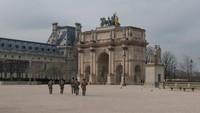 Petugas militer melakukan patroli di kawasan Museum Louvre saat masa lockdown di Prancis. Getty Images/Veronique De Viguerie.