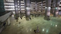 Masjid Istiqlal merupakan salah satu masjid terbesar di Asia Tenggara, biasanya dipadati ribuan umat muslim selama shalat Jumat, memutuskan untuk membatalkan doa massal selama dua minggu ke depan untuk menghentikan penyebaran virus corona. AP Photo/Tatan Syuflana.